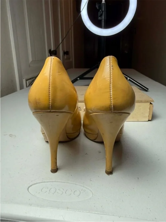 Salvatore Ferragamo Yellow
Patent Vara
Bow Peep Toe Platform Pumps Sz
6.5 - Picture 6 of 13